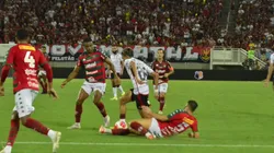 Jogadores de Flamengo e Portuguesa dividem a bola em partida do Campeonato Carioca. Foto: ZUMA Press, Inc. / Alamy Stock Photo