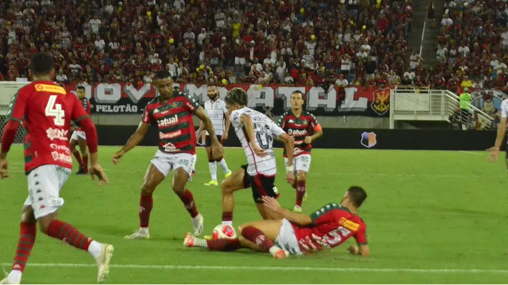 Jogadores de Flamengo e Portuguesa dividem a bola em partida do Campeonato Carioca. Foto: ZUMA Press, Inc. / Alamy Stock Photo