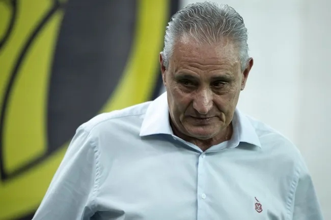 Tite, ex-técnico do Flamengo, durante partida contra o Athletico-PR no Maracanã pelo Campeonato Brasileiro A 2024. Foto: Jorge Rodrigues / AGIF