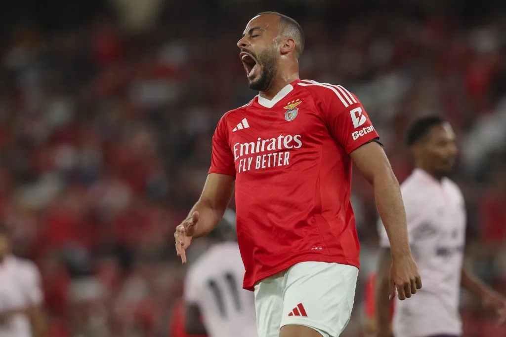 Arthur Cabral ainda tem futuro indefinido no mercado