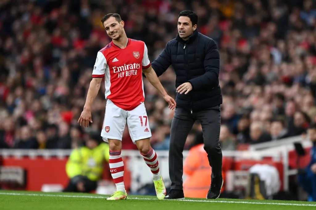 LONDON, ENGLAND – FEBRUARY 19: Cedric Soares of Arsenal is encouraged by Mikel Arteta, Manager of Arsenal during the Premier League match between Arsenal and Brentford at Emirates Stadium on February 19, 2022 in London, England. (Photo by Shaun Botterill/Getty Images)