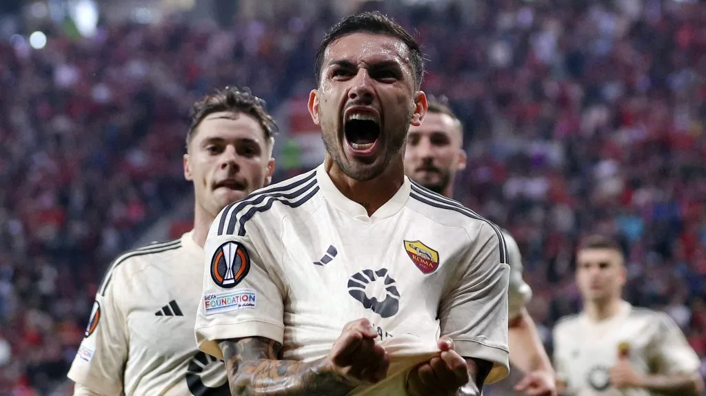 Leandro Paredes comemora mostrando camisa da Roma - Foto: Dean Mouhtaropoulos/Getty Images