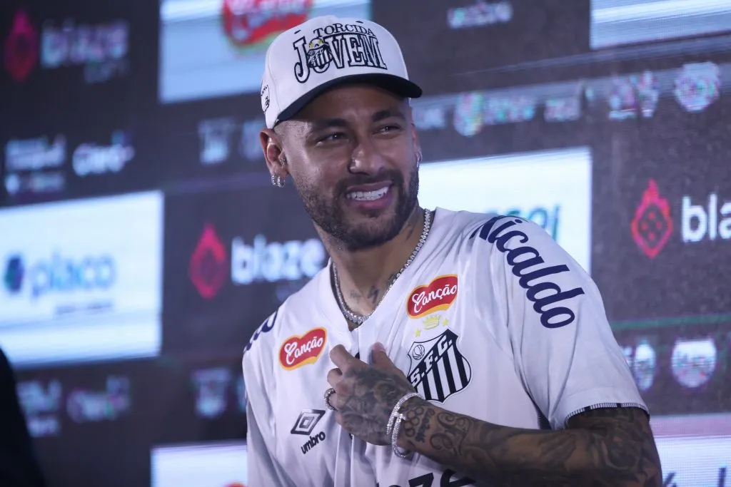 Neymar durante sua apresentação oficial como jogador do Santos – Foto: Reinaldo Campos/AGIF