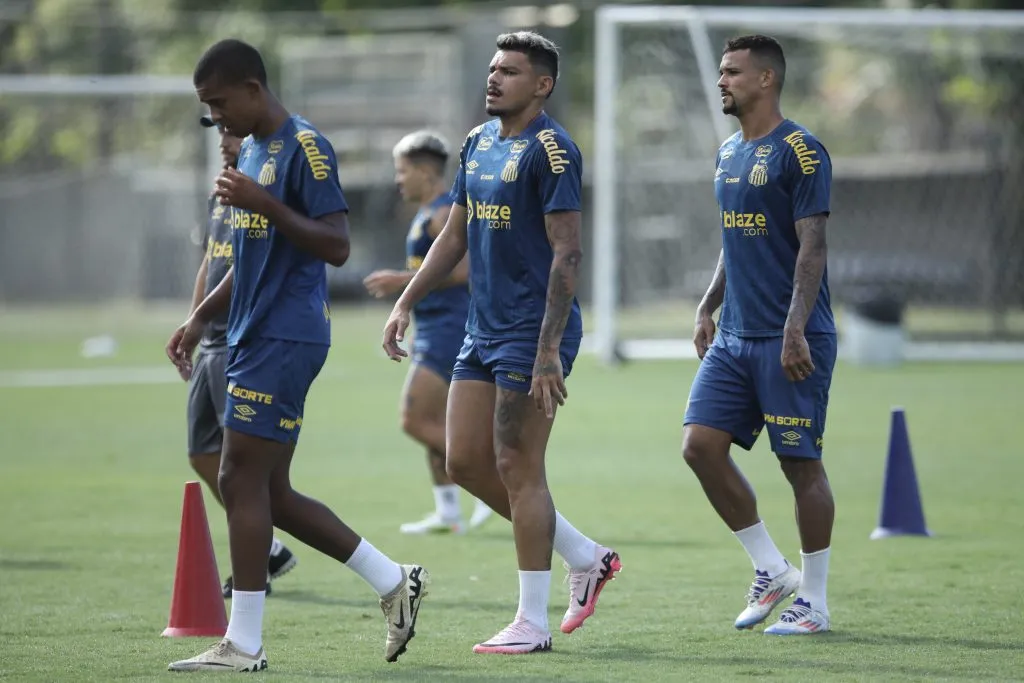 SP – SANTOS – 27/01/2025 – SANTOS, TREINO – Tiquinho Soares e Ze Ivaldo jogadores do Santos durante treino no Centro de Treinamento CT Rei Pele. Foto: Reinaldo Campos/AGIF