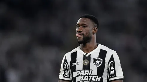 Bastos jogador do Botafogo durante partida contra o Corinthians no estádio Engenhão pelo campeonato Brasileiro A 2024. Foto: Thiago Ribeiro/AGIF