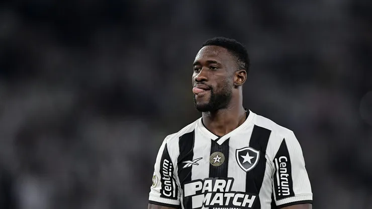 Bastos jogador do Botafogo durante partida contra o Corinthians no estádio Engenhão pelo campeonato Brasileiro A 2024. Foto: Thiago Ribeiro/AGIF