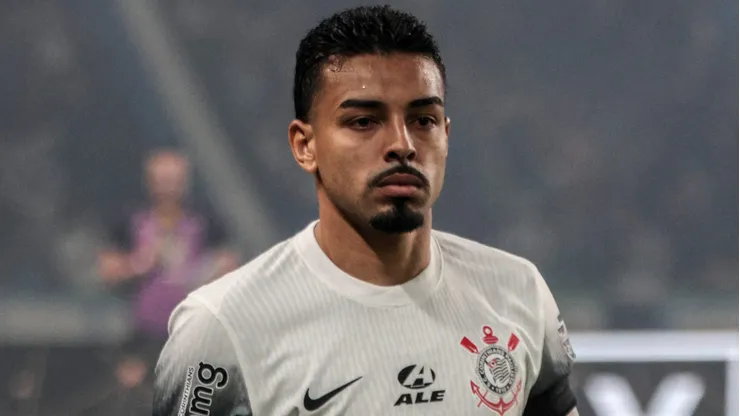 Matheus Bidu durante partida entre Grêmio e Corinthians, no Couto Pereira, pela Copa do Brasil 2024.