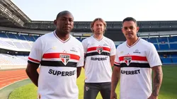 Mineiro, Lugano e Josué com a nova camisa do São Paulo no Japão. Foto: Divulgação / São Paulo