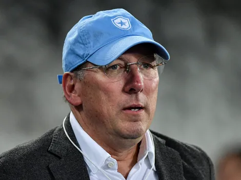 Torcida do Botafogo critica John Textor após atuação desastrosa