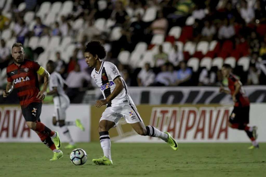 Douglas Luiz com a camisa do Vasco – Foto: Luciano Belford/AGIF