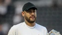 SP - SANTOS - 31/03/2024 - PAULISTA 2024, SANTOS X PALMEIRAS - FINAL - Neymar Junior ex jogador do Santos com o trofeu do campeonato paulista antes da partida entre Santos e Palmeiras no estadio Vila Belmiro pelo campeonato Paulista 2024.