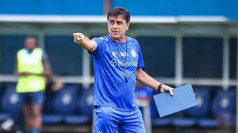 Quinteros quer a contratação de dois zagueiros