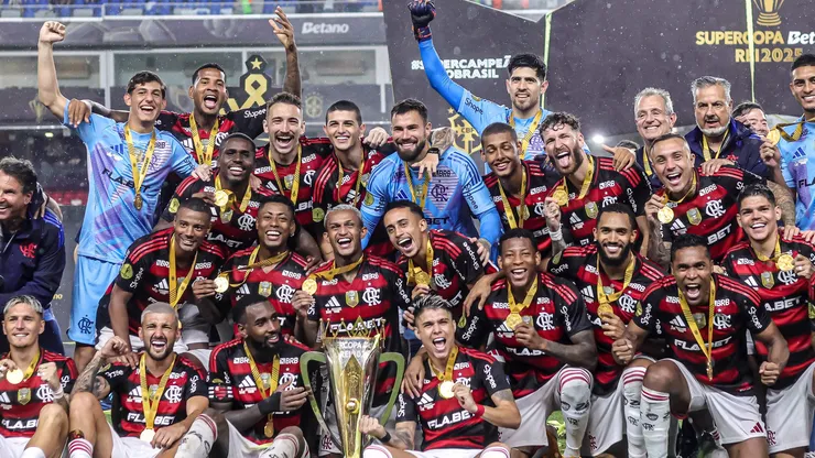 Jogadores do Flamengo comemoram titulo de campeão após partida contra o Botafogo no Mangueirão pela decisão da Supercopa 2025. Foto: Fernando Torres / AGIF