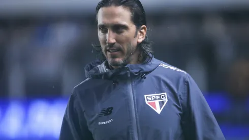 SP - SANTOS - 01/02/2025 - PAULISTA 2025, SANTOS X SAO PAULO - Zubeldia tecnico do Sao Paulo durante partida contra o Santos no estadio Vila Belmiro pelo campeonato Paulista 2025. Foto: Reinaldo Campos/AGIF