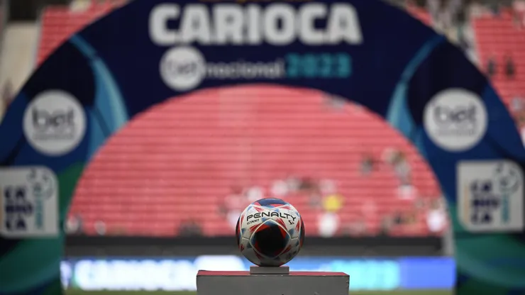 A bola do jogo vista antes da partida entre Fluminense e Bangu no Estádio Mane Garrincha pelo Campeonato Carioca 2023. Foto: Mateus Bonomi / AGIF
