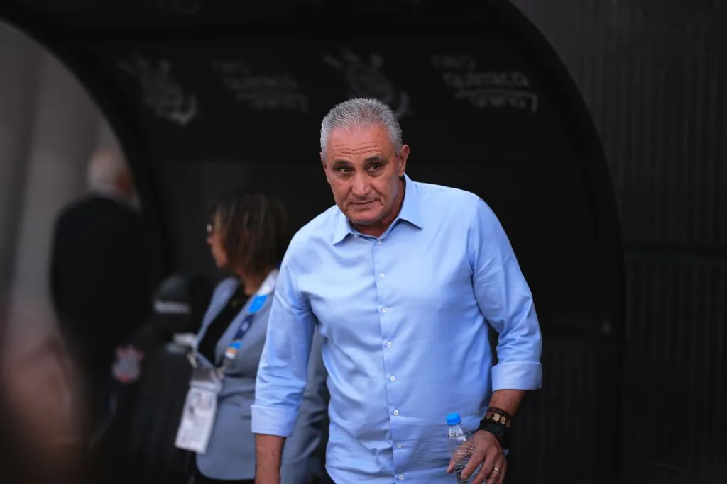 Tite, ex-Flamengo, durante partida contra o Corinthians na Arena Corinthians pelo Campeonato Brasileiro A 2024. Foto: Ettore Chiereguini / AGIF