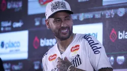 Neymar reestreia no Santos após 12 anos fora do Brasil.