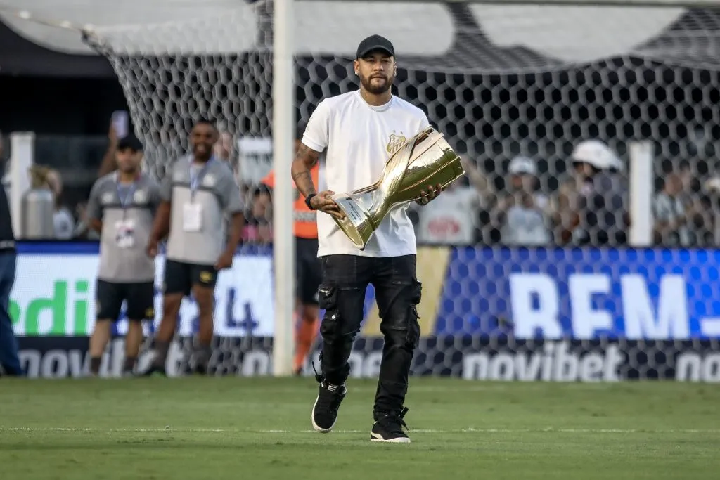 SP – SANTOS – 31/03/2024 – PAULISTA 2024, SANTOS X PALMEIRAS – FINAL – Neymar Junior  jogador do Santos entra com o trofeu do campeonato paulista 2024 antes da partida entre Santos e Palmeiras no estadio Vila Belmiro pelo campeonato Paulista 2024. Foto: Reinaldo Campos/AGIF