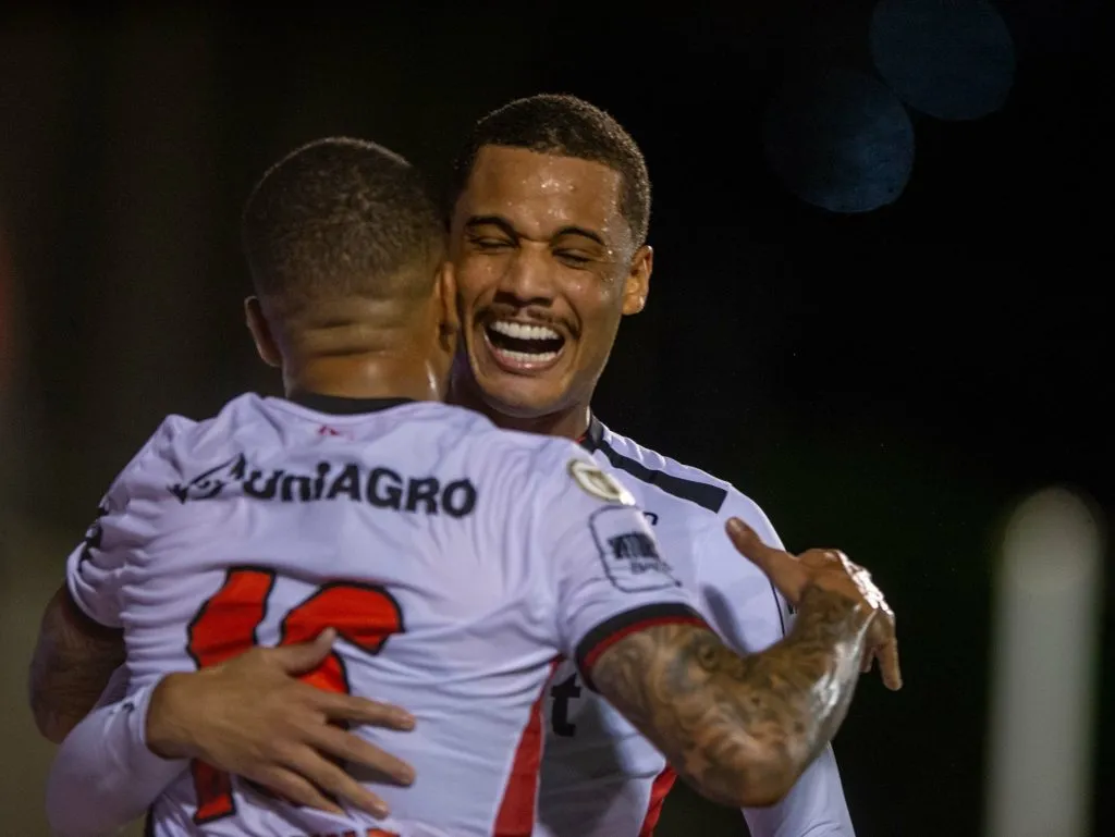 Lucas Esteves, do Vitoria, comemora seu gol com jogadores do seu time durante partida contra o Criciúma no Barradão pelo Campeonato Brasileiro A 2024. Foto: Jhony Pinho / AGIF