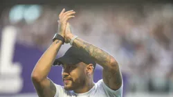Neymar Junior jogador do Santos entra com o troféu do campeonato paulista antes da partida entre Santos e Palmeiras no estádio Vila Belmiro pelo campeonato Paulista 2024. Foto: Reinaldo Campos/AGIF