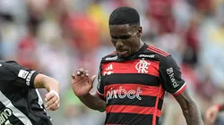 RJ - RIO DE JANEIRO - 03/11/2024 - COPA DO BRASIL 2024, FLAMENGO X ATLETICO-MG - Evertton Araujo jogador do Flamengo disputa lance com Gustavo Scarpa jogador do Atletico-MG durante partida no estadio Maracana pelo campeonato Copa Do Brasil 2024. Foto: Thiago Ribeiro/AGIF