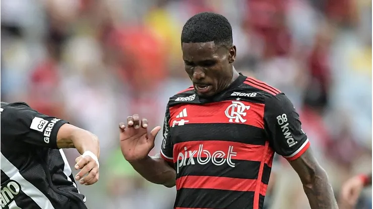 RJ - RIO DE JANEIRO - 03/11/2024 - COPA DO BRASIL 2024, FLAMENGO X ATLETICO-MG - Evertton Araujo jogador do Flamengo disputa lance com Gustavo Scarpa jogador do Atletico-MG durante partida no estadio Maracana pelo campeonato Copa Do Brasil 2024. Foto: Thiago Ribeiro/AGIF