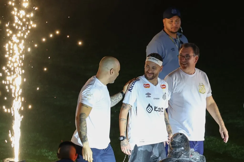 Neymar durante sua apresentação oficial como jogador do Santos –  Foto: Marcello Zambrana/AGIF