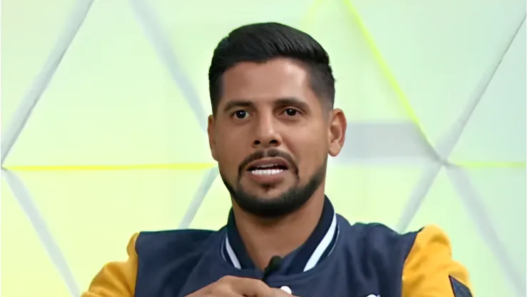 Cicinho dá opinião ao vivo sobre o time do SP. Foto: Reprodução/ YouTube.