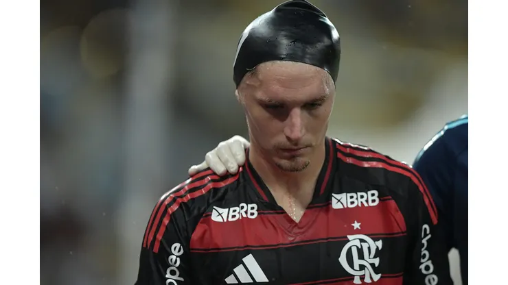 Varela desfalcará o Flamengo para se despedir de sua mãe