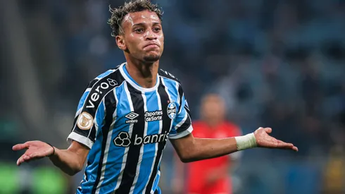RS - PORTO ALEGRE - 21/05/2023 - BRASILEIRO A 2023, GREMIO X INTERNACIONAL - Bitello jogador do Gremio comemora seu gol durante partida contra o Internacional no estadio Arena do Gremio pelo campeonato BRASILEIRO A 2023. Foto: Maxi Franzoi/AGIF