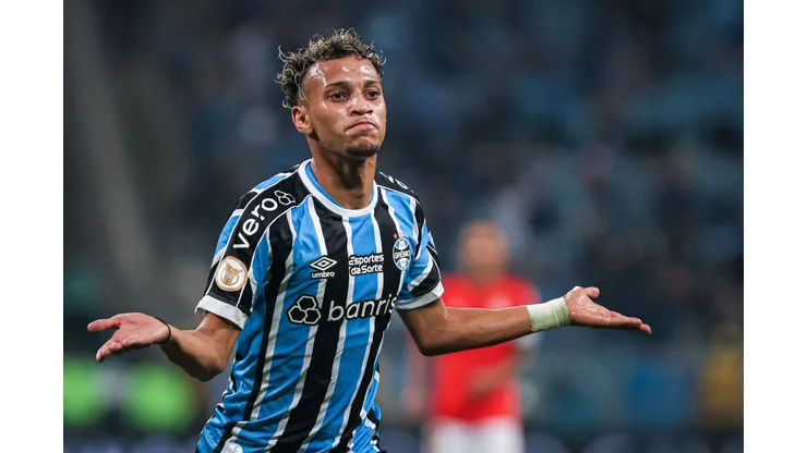 RS - PORTO ALEGRE - 21/05/2023 - BRASILEIRO A 2023, GREMIO X INTERNACIONAL - Bitello jogador do Gremio comemora seu gol durante partida contra o Internacional no estadio Arena do Gremio pelo campeonato BRASILEIRO A 2023. Foto: Maxi Franzoi/AGIF
