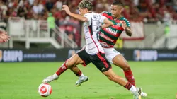 RN - NATAL - 27/01/2024 - CARIOCA 2024, PORTUGUESA RIO X FLAMENGO jogador do Portuguesa Rio disputa lance com jogador do Flamengo durante partida no estadio Arena das Dunas pelo campeonato Carioca 2024. Foto: Augusto Ratis/AGIF