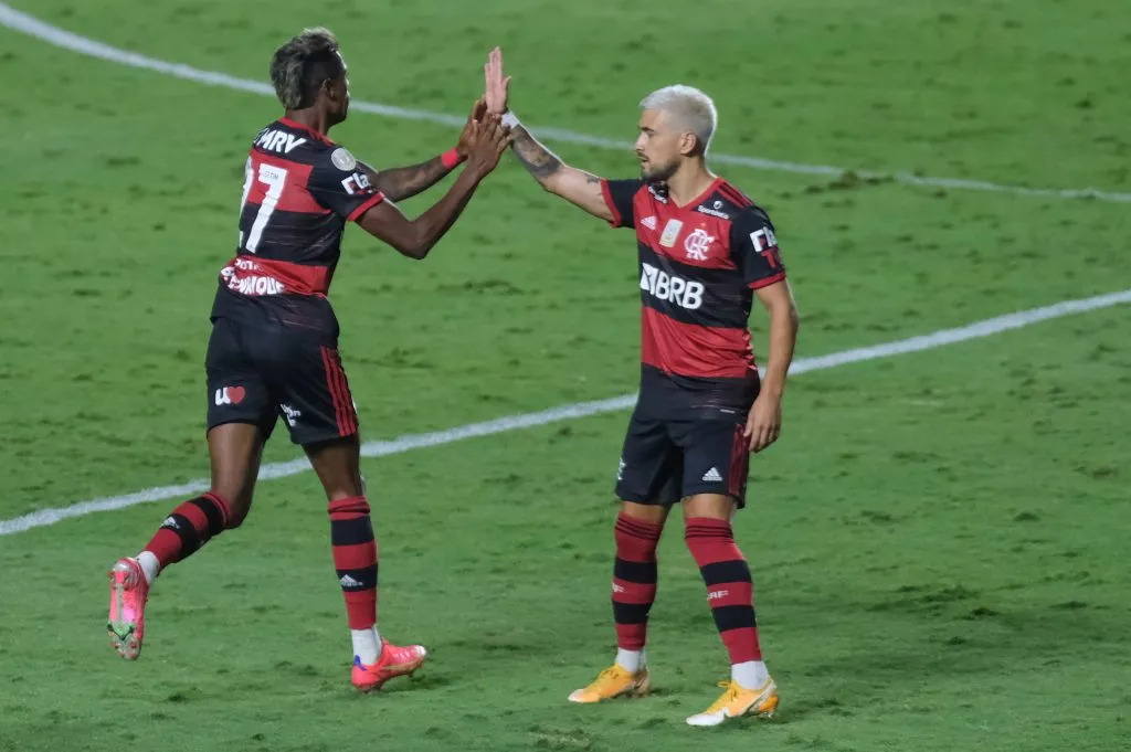 SP – Sao Paulo – 25/02/2021 – BRASILEIRO A 2020, SAO PAULO X FLAMENGO -Bruno Henrique jogador do Flamengo comemora seu gol com De Arrascaeta jogador da sua equipe durante partida contra o Sao Paulo no estadio Morumbi pelo campeonato Brasileiro A 2020. Foto: Marcello Zambrana/AGIF