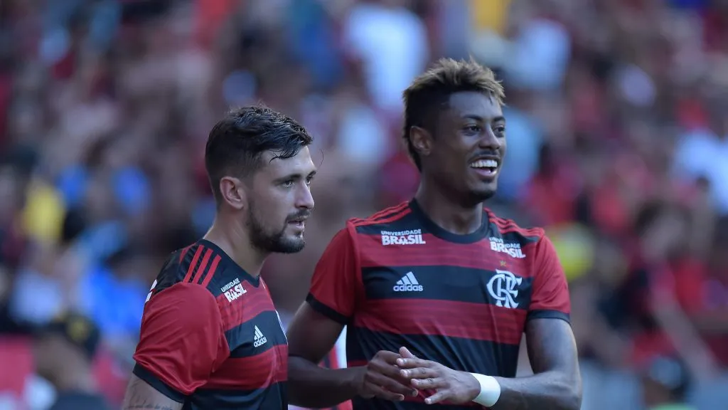Bruno Henrique jogador do Flamengo comemora seu gol com o jogador De Arrascaeta, Thiago Ribeiro/AGIF
