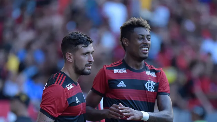 Bruno Henrique e Arrascaeta juntos, em 2019. Foto: Thiago Ribeiro/AGIF