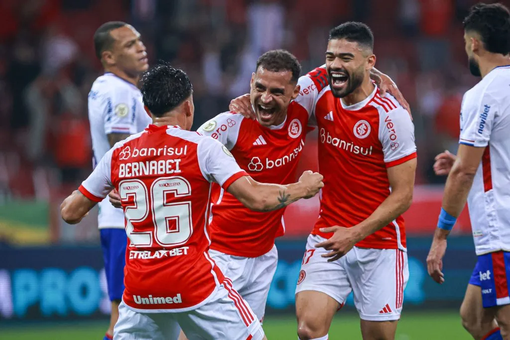 Alan Patrick jogador do Internacional comemora seu gol com jogadores do seu time durante partida contra o Fortaleza no estadio Beira-Rio. Foto: Maxi Franzoi/AGIF