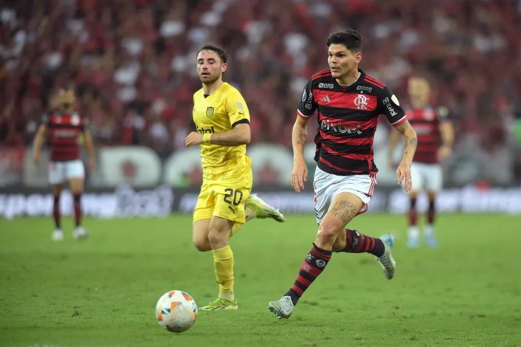 Lateral-direito em jogo contra o Flamengo. Photo by Dhavid Normando/Getty Images