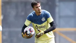 Rodrigo Falcão, arqueiro do Santos durante treino