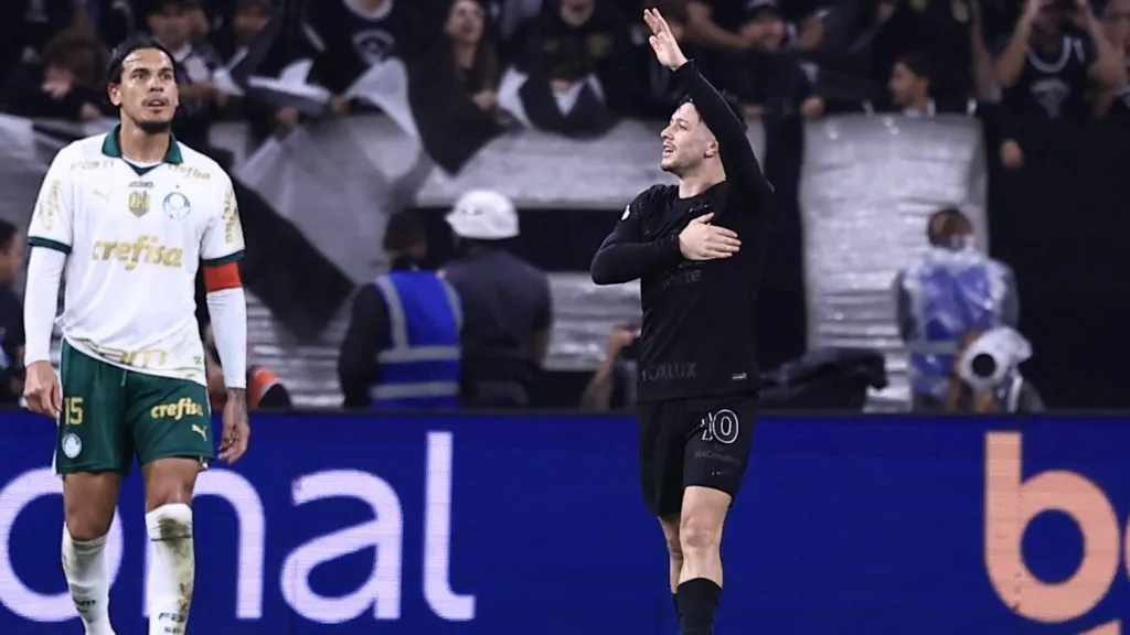 Reações de Rodrigo Garro e Gustavo Gómez após gol do Corinthians. Foto: Marcello Zambrana/AGIF