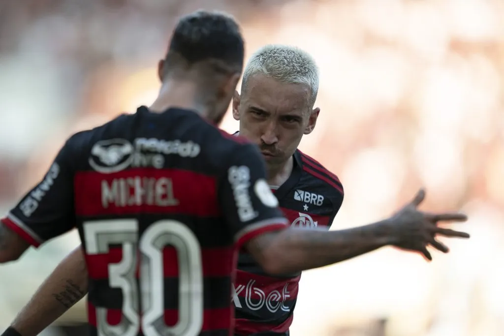 RJ – RIO DE JANEIRO – 01/12/2024 – BRASILEIRO A 2024, FLAMENGO X INTERNACIONAL – Michael jogador do Flamengo comemora seu gol com Leo Ortiz jogador da sua equipe durante partida contra o Internacional no estadio Maracana pelo campeonato Brasileiro A 2024. Foto: Jorge Rodrigues/AGIF