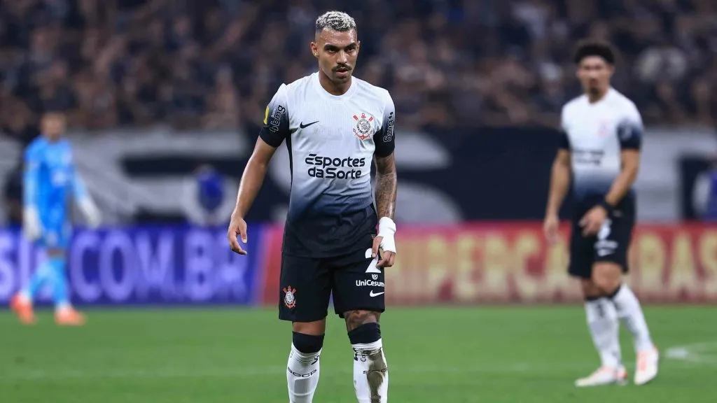 Matheuzinho em partida do Corinthians