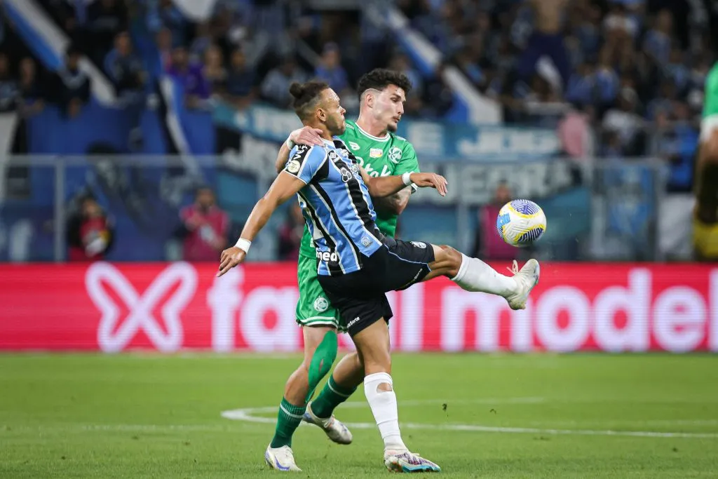 RS – PORTO ALEGRE – 20/11/2024 – BRASILEIRO A 2024, GREMIO X JUVENTUDE – Braithwaite jogador do Gremio disputa lance com Danilo Boza jogador do Juventude durante partida no estadio Arena do Gremio pelo campeonato Brasileiro A 2024. Foto: Maxi Franzoi/AGIF