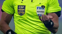 O árbitro Raphael Claus durante partida entre Cruzeiro e Atlético-MG no Mineirão pelo Campeonato Brasileiro A 2024. Foto: Fernando Moreno / AGIF