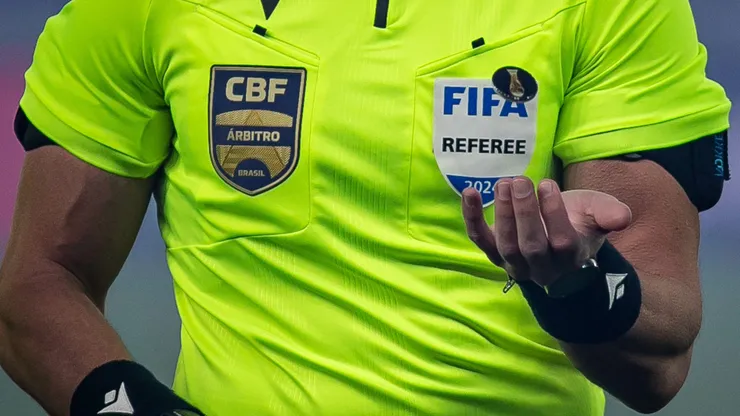 O árbitro Raphael Claus durante partida entre Cruzeiro e Atlético-MG no Mineirão pelo Campeonato Brasileiro A 2024. Foto: Fernando Moreno / AGIF