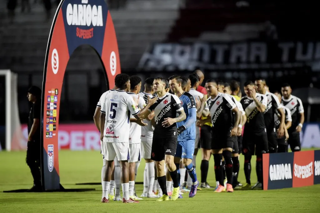 SP – RIO DE JANEIRO – 29/01/2025 – CARIOCA 2025, MARICA X VASCO – Jogadores do Marica e Vasco entram em campo ao lado do arbitro antes na partida no estadio Sao Januario pelo campeonato Carioca 2025. Foto: Alexandre Loureiro/AGIF