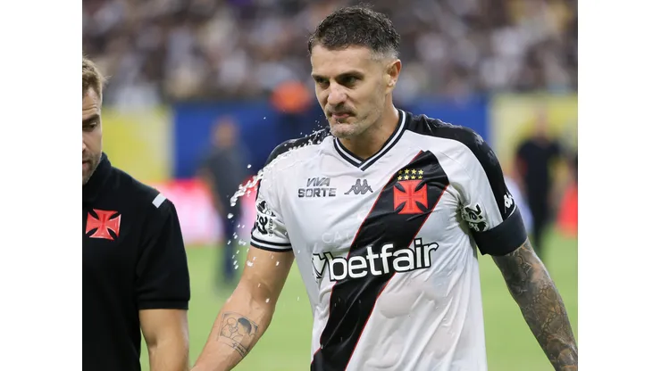 Vegetti, jogador do Vasco deixa o campo após partida contra o Madureira no estádio Arena da Amazônia pelo campeonato Carioca 2025. Foto: Antonio Pereira/AGIF
