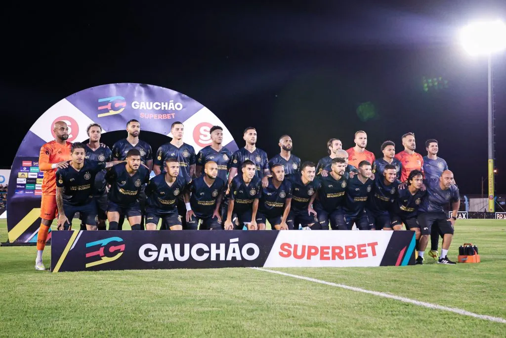 RS – NOVO HAMBURGO – 29/01/2025 – GAUCHO 2025, MONSOON X GREMIO – Jogadores do Monsoon posam para foto antes na partida contra Gremio no estadio Do Vale pelo campeonato Gaucho 2025. Foto: Maxi Franzoi/AGIF