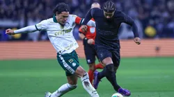 Memphis Depay jogador do Corinthians disputa lance com Gustavo Gomez jogador do Palmeiras durante partida. Foto: Marcello Zambrana/AGIF