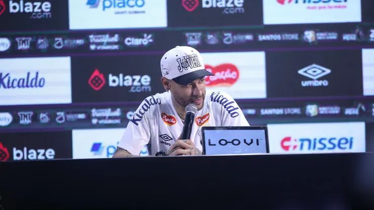 Neymar durante sua apresentação oficial como jogador do Santos em coletiva de imprensa realizada no Vila Belmiro. Foto: Reinaldo Campos / AGIF