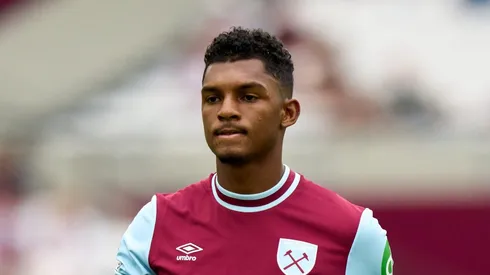Luis Guilherme em ação com a camisa do West Ham.